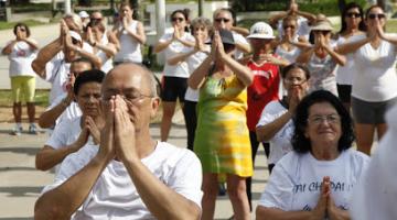 Atividades na orla celebram o tai chi chuan