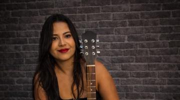 cantora segura violão #paratodosverem 