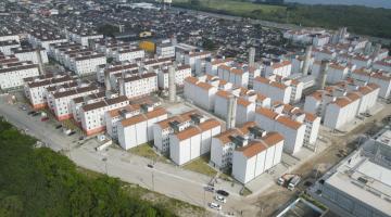 vista geral e aérea do empreendimento com inúmeros prédios novos. #paratodosverem