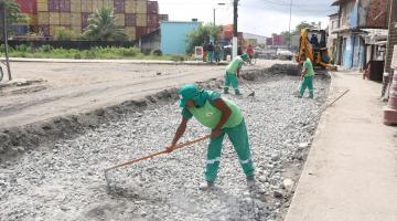 operários atuando no asfalto #paratodosverem