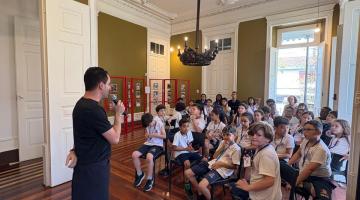 Alunos participam de tarde de autógrafos. #Paratodosverem