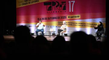 autor falando em palco para os alunos #paratodosverem
