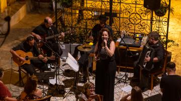 cantora e musico se apresentam no restaurante. #paratodosverem