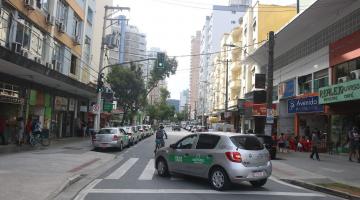 táxi está trafegando em rua passando sobre faixa de pedestres - Foto: arquivo/PMS