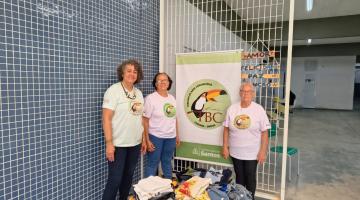 artesãs mostrando peças #paratodosverem