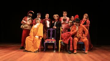 atores vestidos em cena #paratodosverem