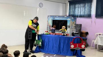 crianças acompanhando o teatro #paratodosverem 