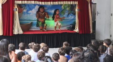 crianças assistem ao teatro de fantoches #paratodosverem