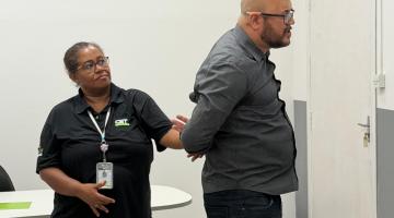 funcionária dá chave de braço em professor #paratodosverem