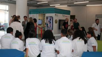 estudantes sentados na frente da estação #paratodosverem