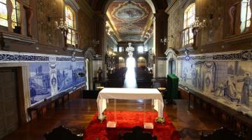 Área interna de igreja católica, vista do altar para a entrada. #Paratodosverem