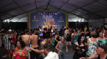 pessoas dançando na tenda #paratodosverem