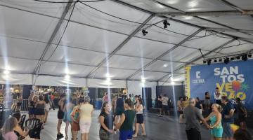 pessoas dançando na tenda #paratodosverem