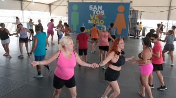 pessoas dançando na tenda #paratodosverem