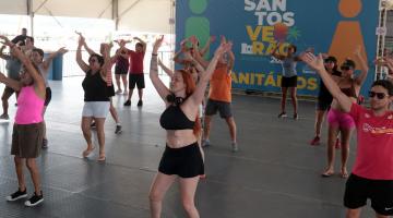 pessoas dançando em tenda #paratodosverem