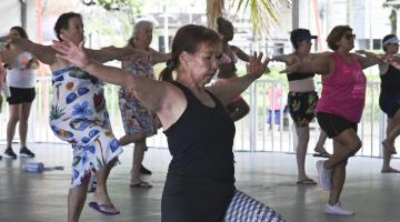 mulheres dançando em tenda #paratodosverem