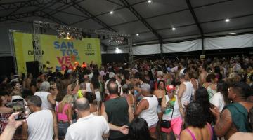 Baile de Carnaval nas tendas da orla de Santos traz alegria e agito gratuito; terça é o último dia para aproveitar 