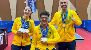 Mesatenistas paralímpicos com medalhas. #paratodosverem