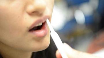 teste por fluido oral é feito em mulher #paratodosverem