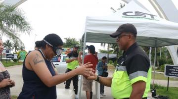 mulher usa óculos para simular desatenção no trânsito #paratodosverem