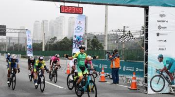 Ciclista vencendo a 9 de Julho. #Paratodosverem
