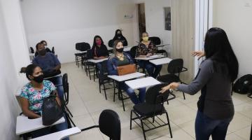 Profissional ministra curso para participantes na sala de aula #paratodosverem