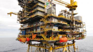 plataforma de exploração de petróleo no mar. #paratodosverem