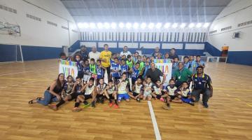 meninos reunidos após torneio #paratodosverem