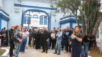 pessoas visitando o cemitério #paratodosverem
