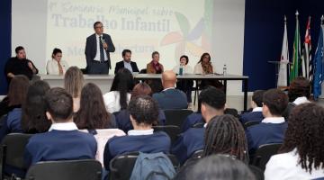 palestrante fala a pessoas no auditório #paratodosverem