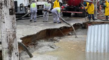 homens estão concretando área interna de obra. #paratodosverem 