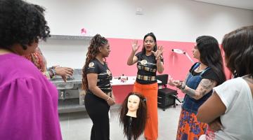 mulheres fazendo aula de trança #paratodosverem
