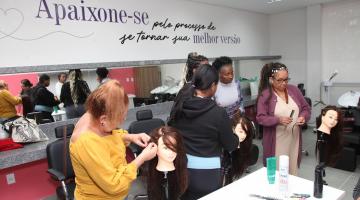 mulheres fazendo trança durante a aula #paratodosverem 
