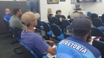 pessoas sentadas em sala assistindo palestra. #paratodosverem