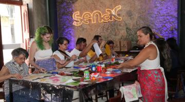 pessoas fazendo curso de estamparia #paratodosverem