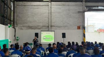 funcionários acompanham palestra #paratodosverem 