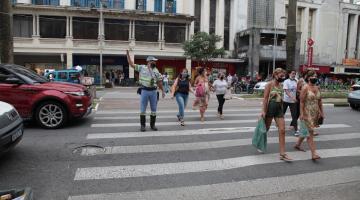 agente da cet orienta para transito enquanto pessoas atravessam #paratodosverem