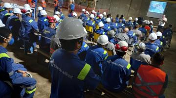 vários homens uniformizados e com capacete estão assistindo palestra. #paratodosverem