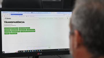 homem olha portal de transparência #paratodosverem