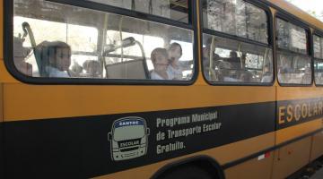 veículo de transporte escolar com crianças no interior. #paratodosverem