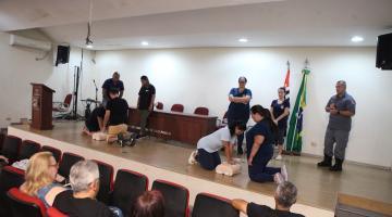 pessoas fazendo treinamento #paratodosverem 