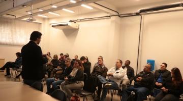 pessoas acompanhando o treinamento #paratodosverem 