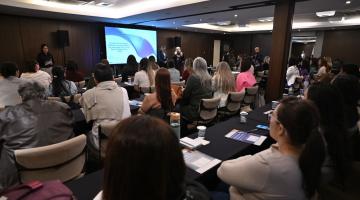 profissionais da saúde sentados no auditório na capacitação #paratodosverem