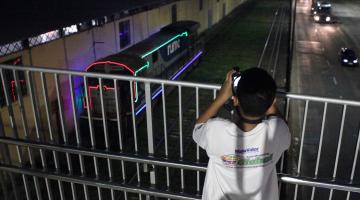menino fotografa o trem passando #paratodosverem 