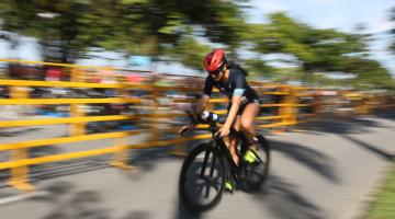 atleta pedala em pista. #paratodosverem