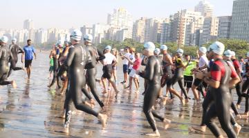 atletas entrando no mar #paratodosverem 