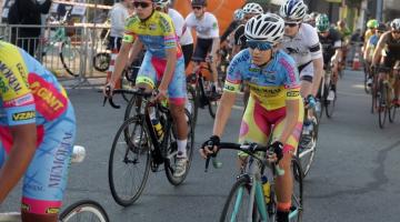 Ciclistas pedalando em competição #paratodosverem