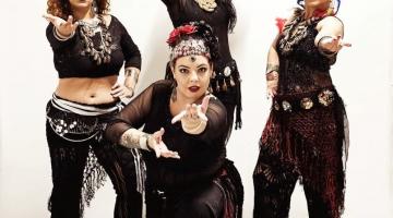 Grupo Tribal Dance Cia Art Fusion posa para foto #paratodosverem