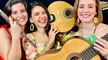três mulheres seguram instrumentos musicais #paratodosverem
