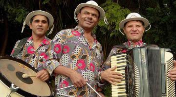 3 músicos de forró com seus instrumentos #paratodosverem